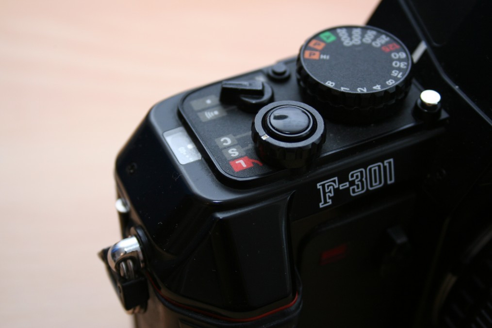 Nahaufnahme der Bedienelemente einer Nikon F-301
