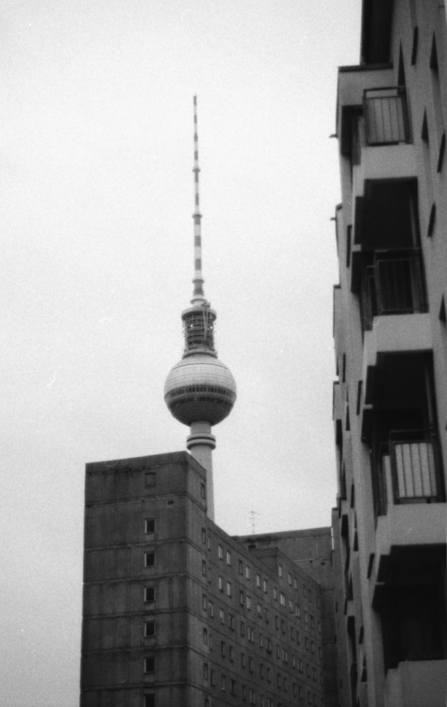 Berliner Häuserblöcke mit Blick auf den Fernsehturm
