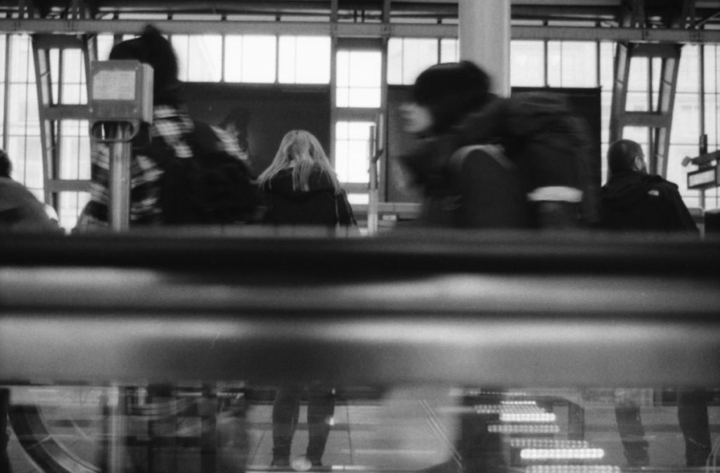 Wartende Frau am Fernzuggleis im Bahnhof Alexanderplatz