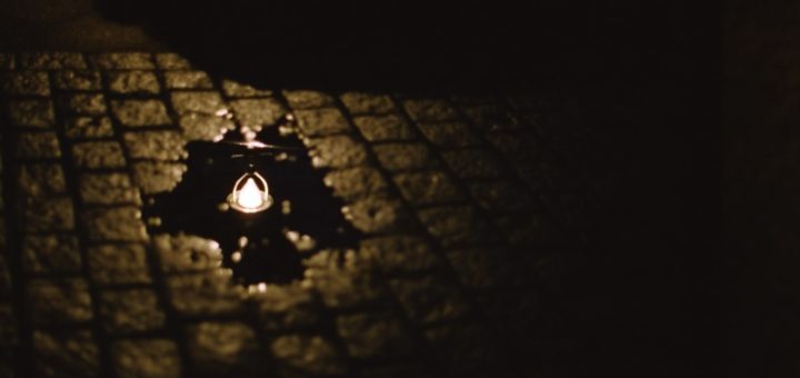 Spiegelung einer Lampe in einer Pfütze