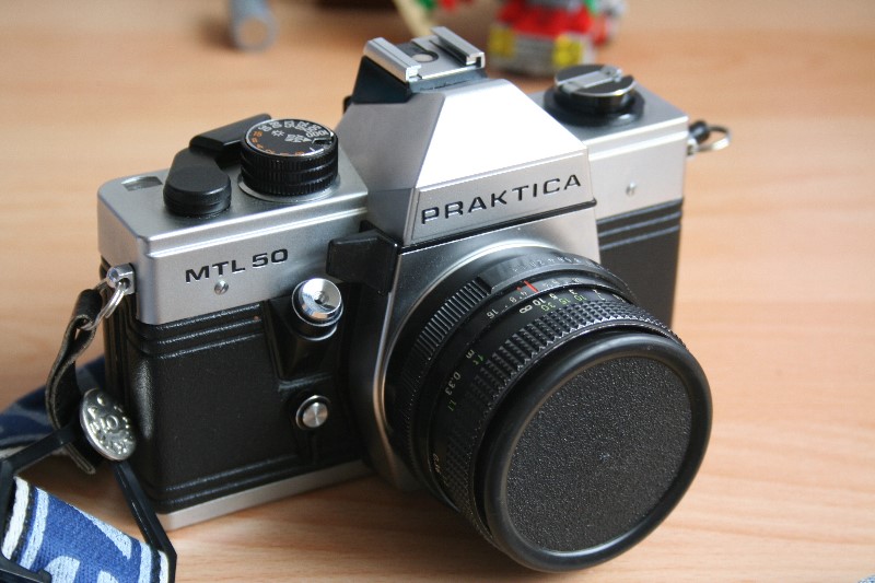 Praktica MTL 50 Frontansicht einer analog Kamera.