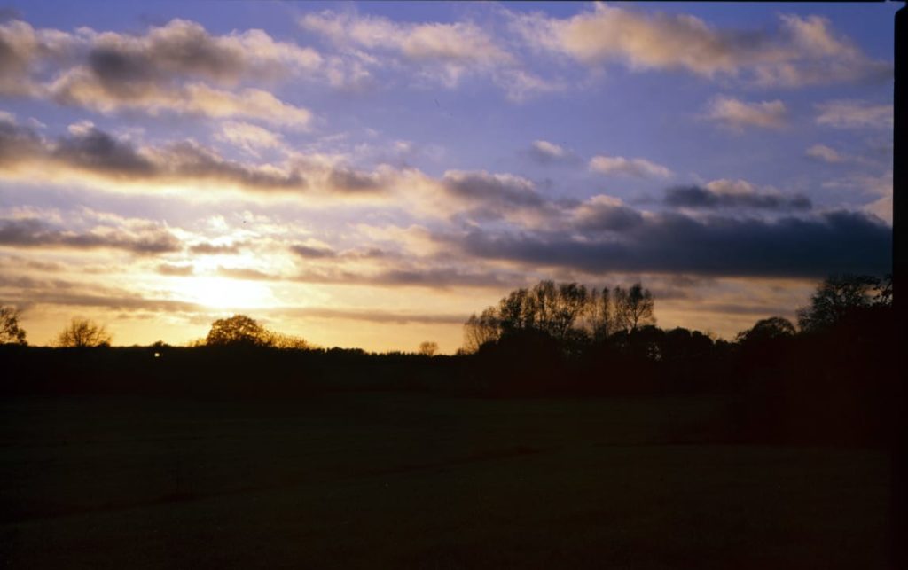 Sonnenaufgang vor Wiese Skyline - Kodak E100 120 Rollfilm analoge Fotografie
