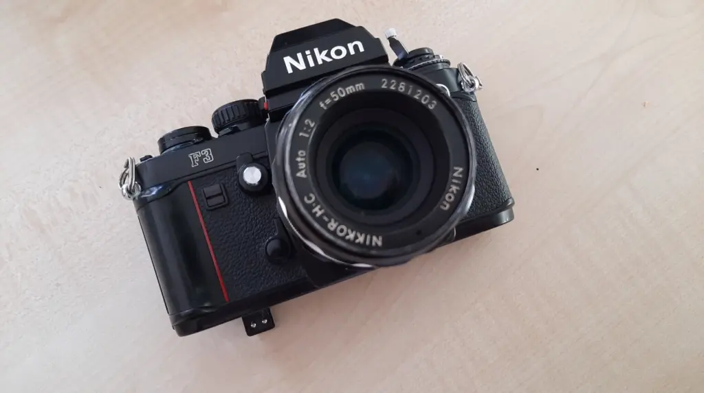 Nikon F3 von vorne mit Objektiv.